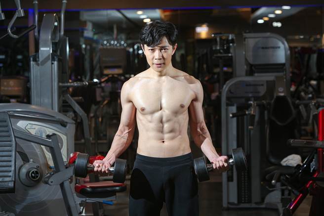 张和平圆梦发行首张专辑《放弃之前》。（吴松翰摄）