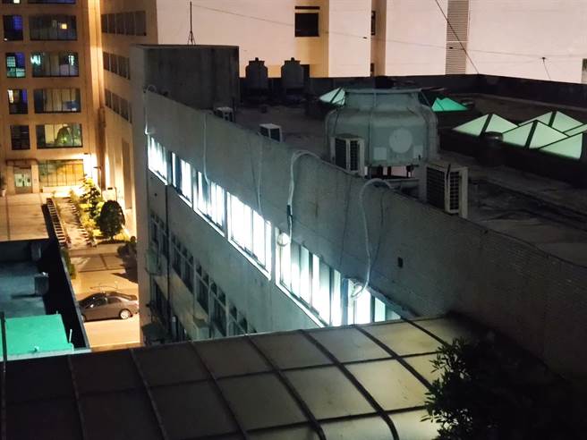 临时被要求协助通知约5000人居家隔离，桃园市卫生局灯火通明。（赖佑维摄）