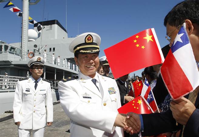 利比亚危机期间，北京学到教训是有必要保护卷入内战中的国民。图为大陆海军潜舰指挥官，与智力瓦巴莱索（Valparaiso）陆侨握手。(图/路透社)
