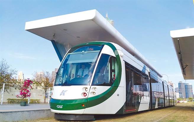 搭乘大眾运输系统要戴口罩，但高雄市仍有民眾未加理会，高市府卫生局疾管处23日稽查轻轨开出首张罚单，裁罚3000元。（高巿府捷运局提供）