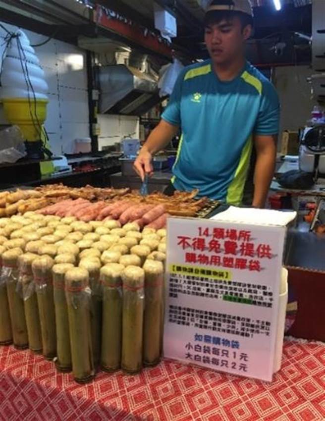 夜市餐饮摊商响应减塑，不提供塑胶袋。（花莲县环保局提供／罗亦晽花莲传真）