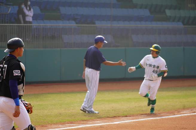 社会人明星队黄佳玮敲出2分全垒打。（中华棒协提供）