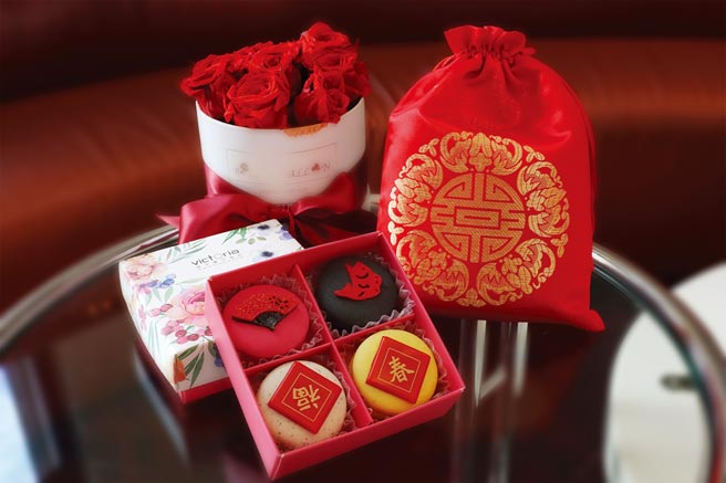 配合维多丽亚推出的寒假过年住房专案，专案即赠精美的「春节马卡龙礼盒」一盒。图／业者提供