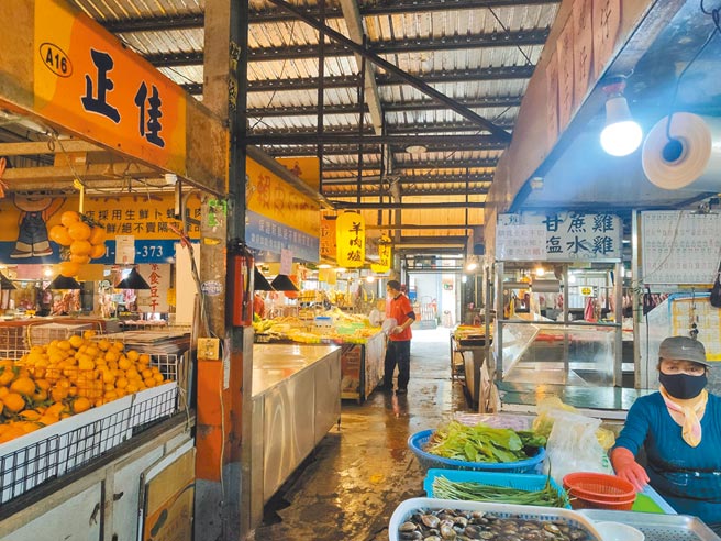 中央流行疫情指挥中心23日公布案882足迹，她曾在19、20日前往桃园市仲平黄昏市场购买晚餐。（赖佑维摄）