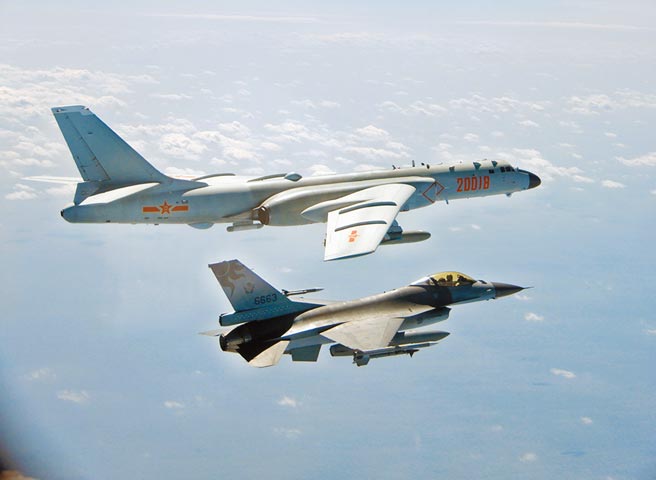 解放军军机侵扰我西南空域已常态化，昨天更罕见大阵仗出动13架次，是今年以来最大规模。图前为空军F-16战机监控共军轰六。（国防部提供）