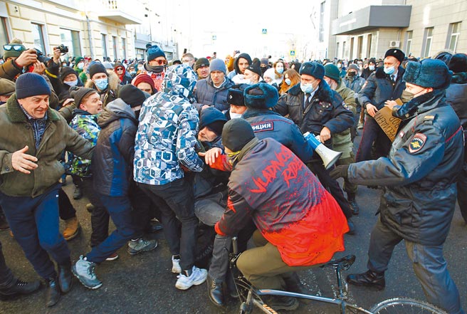 遍地开花！俄罗斯民眾23日在90多个城市串连抗争，要求释放上周遭拘捕的反对派领袖纳瓦尼。在远东地区的符拉迪沃斯托克（海参崴），示威民眾与警方大乱斗。（路透）