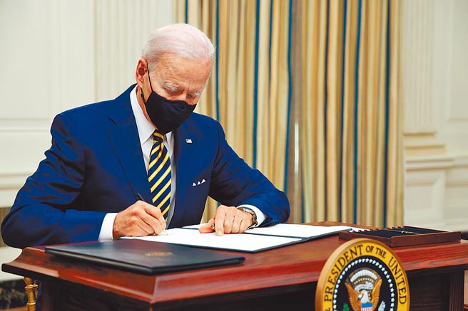 美国新任总统拜登22日率先与加拿大、墨西哥2个邻国的领导人通电话。图为拜登。（路透）