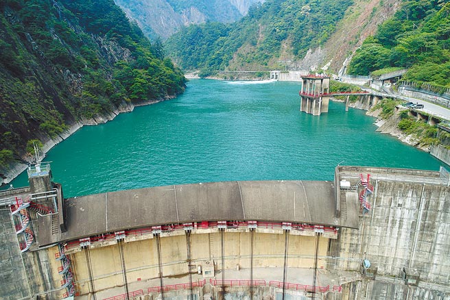 为了支援绿电，台电重启24年前的「光明抽蓄水力发电计画」，规画把大甲溪德基水坝当成上池，谷关坝（图）当下池，利用水位差在白天太阳能电多时抽水，晚上放水发电。（台电提供）