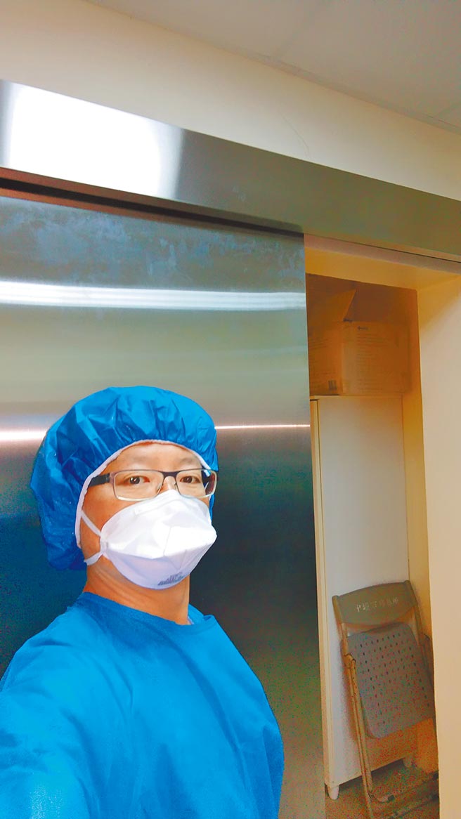 每一次相验，孙孝贤都本着「送行者」的庄严度面对大体及家属。（孙孝贤提供）