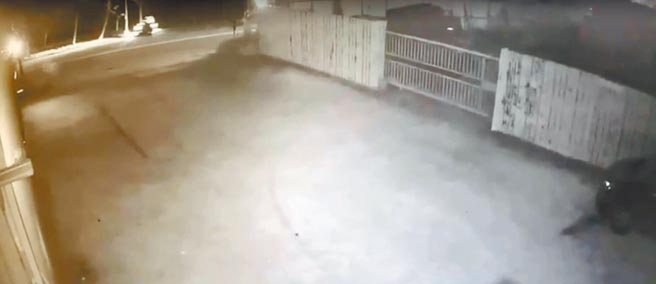 新北市莺歌区环河路23日凌晨发生机车事故，吴姓骑士不明原因自撞路边人行道，与后载江姓乘客伤重不治。（民眾提供／蔡雯如新北传真）