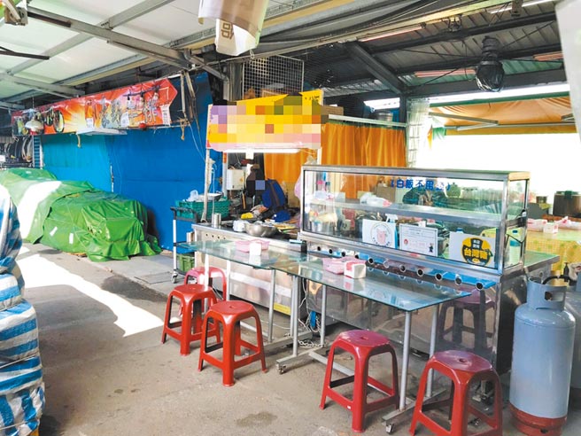 高市前鎮區凱旋跳蚤市場某攤販被民眾檢舉，竟把客人喝剩的湯再倒回鍋烹煮，除有衛生堪慮，恐也變成疫情的破口。（衛生局提供／劉宥廷高雄傳真）