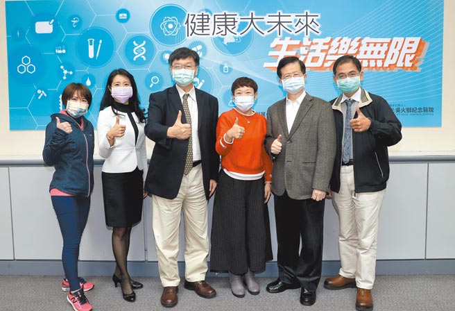 台湾进入高龄化社会，健康与照护需求大增，中国时报20日举行《健康大未来 生活乐无限》论坛，邀集各领域专家与会，谈论台湾大健康产业现况与趋势、国内健康产业明日的机会与挑战。主持人中国时报副总分核黄如萍（右三）邀请与谈来宾魔幻乐活股份有限公司董事长郑慧正（右起）、台北市政府卫生局局长黄世杰、工研院副院长彭裕民、新光医院健康管理部副主任张淑仪及新北市政府体育处处长洪玉玲一起合影。（刘宗龙摄）