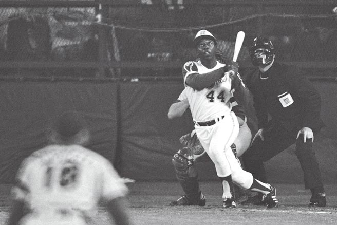 1974年4月8日，汉克阿伦在勇士主场5万多名球迷面前，把道奇左投道寧的滑球一棒扫出左外野墙外，以715轰超越「棒球之神」贝比鲁斯，成为大联盟生涯全垒打王。（美联社）