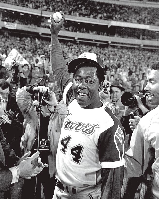 阿伦破鲁斯纪录后开心高举715轰纪念球，他的纪录直到2007年才被邦兹改写。（美联社）