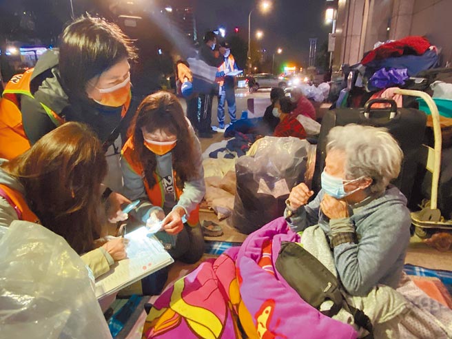 仕招社会福利慈善事业基金会与旺旺志工团23日凌晨前往台北车站周边夜访街友，85岁李姓阿嬷（右）拿到红包开心说「很感动还有人记得我们。」（游念育摄）