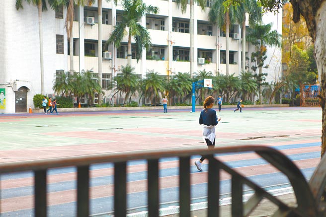 台北市210所市立国中小，有39所学校限制轮椅族使用操场，遭议员质疑恐违反《身心障碍者权益保障法》。（张立勋摄）