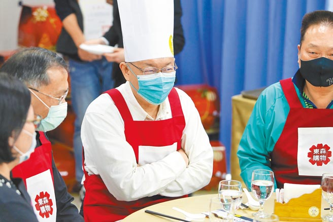 台北市长柯文哲（右二）23日出席日祥活动中心岁末祝福活动，与社区居民一起享用大餐美食，他也证实北市都发局长黄景茂被中央挖角将请辞。（季志翔摄）