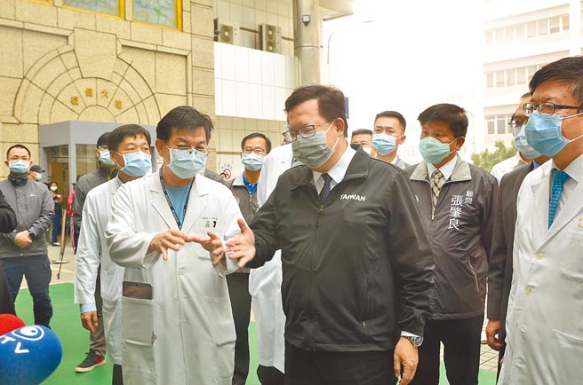 部立桃园医院患者由其他医院分担，其中林口长庚约有20名，桃园市长郑文灿（中）23日前往慰问、打气，感谢林口长庚的支援。（赖佑维摄）