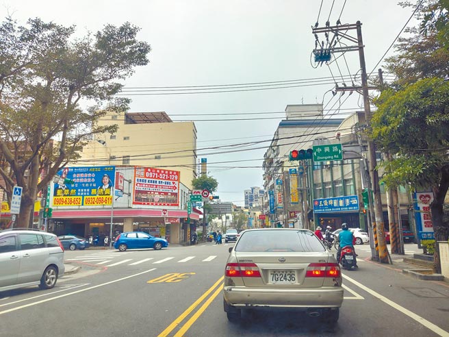 桃園市龜山區中興、自強南路電纜線高掛空中，不少民眾認為影響市容。（賴佑維攝）