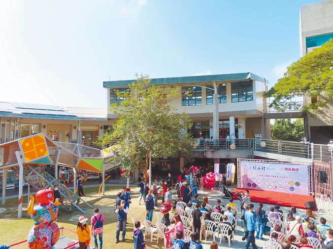 彰化县政府引进在地18职人，进驻大佛游客服务中心旁公共造产观光市集，以崭新「卦山村」重生。（吴敏菁摄）