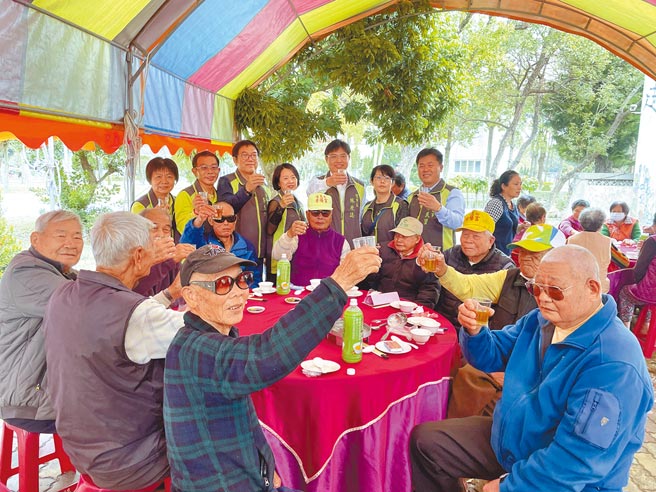 云林县水林乡茑松国中校友会7年前起为老人送餐，迄今送出20万个餐盒，23日志工们休息一天，与长辈们一起吃外烩围炉庆祝。（周丽兰摄）