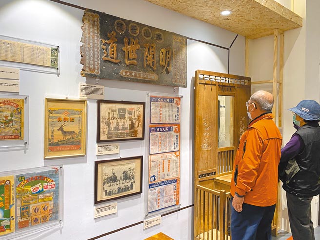 嘉义市立博物馆开幕特展老物件，民眾参观老医馆的文物。（廖素慧摄）