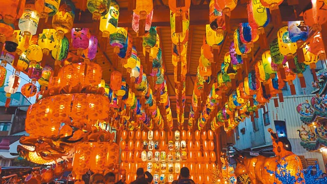 台南市西罗殿庙埕冬瓜灯亮起，灯展直到3月1日为止。（程炳璋摄）