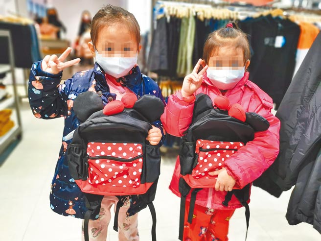 台南市北台南家扶儿受赠购衣提货券，王姓小姊妹听阿嬷的话，没有买新衣，反而选择可以使用较久的书包。（刘秀芬摄）