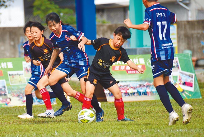 台东县旭村杯国际少年足球邀请赛23日在丰里国小开踢，共有24支足球劲旅比拚脚上功夫。（庄哲权摄）