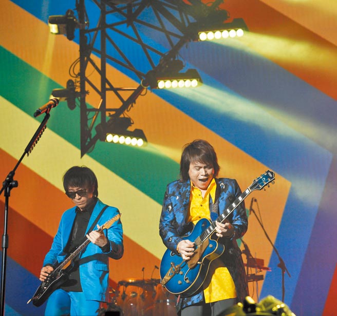 伍佰（右）昨在台上卖力帅气弹唱。（月光音乐提供）