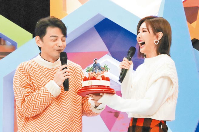 安心亚（右）突然端出蛋糕，在节目中帮阿Ken提前庆生。（中天提供）
