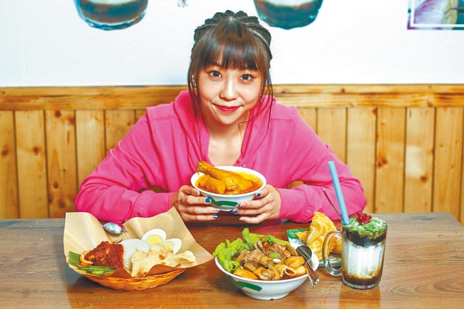 艾薇品尝大马美食解思乡愁。（粘耿豪摄）