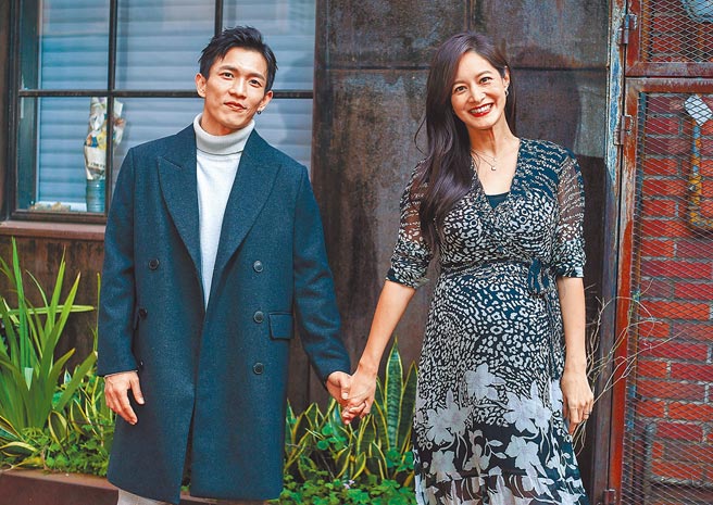 黄尚禾（左）与Janet剧中是怨偶，戏外是好友。（粘耿豪摄）