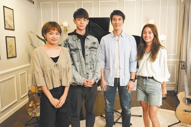 马兆骏爱女（左起）、林亭翰、王力宏师徒们一起欢聚。（月学提供）