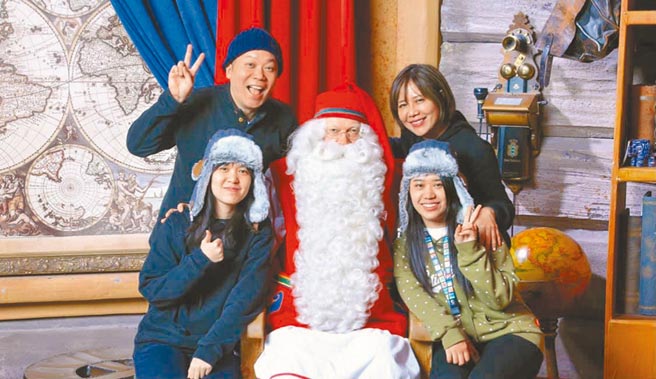 卜学亮（后排左）的大女儿Betty（前排右）前年赴荷兰当交换生，一家4口感情深厚。（摘自卜学亮脸书）