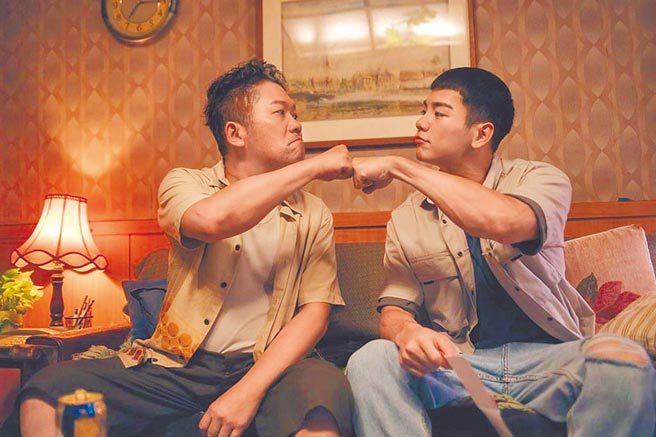 卜学亮（左）、禾浩辰在《白日梦外送王》饰演父子。（公视提供）