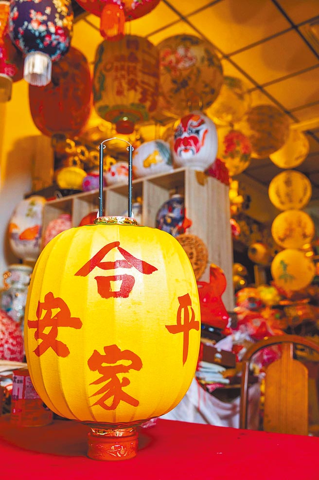 第3代负责人张美美熟练挥毫题字，写下「合家平安」。（石智中摄）