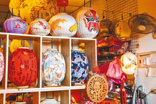 老绵成歷经3代，现由张美美一手执掌，店内作品都是她的心血。（石智中摄）