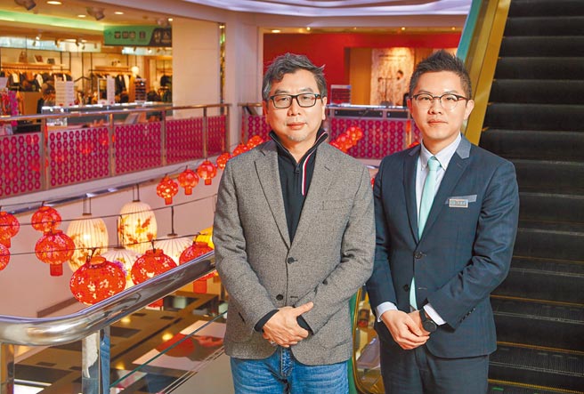 比漾广场总经理周宝文（左）、店长许晨彦（右）珍视在地百年老店，首次与老绵成灯笼合作展览。（吴松翰摄）