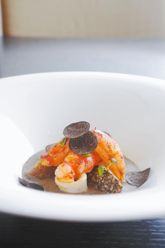 三二行馆黑松露宴登场 现刨黑松露佐顶级食材新鲜上桌