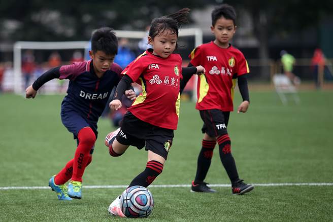 年仅7岁的足球女神童蔡舒羽在儿童公益足球赛风靡全场。（李弘斌摄）