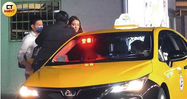 工作到深夜的安妮，和男友施捷夫一起搭车返家。（图／本刊摄影组）