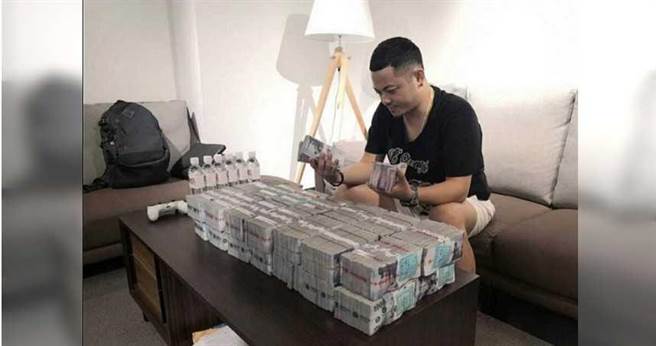 「超跑武斗派掌门人」邓超鸿经营超跑买卖有成，之前喜爱在社群平台上炫富，但在「黑道阮经天」道克明不断勒索下，如今只能在东区卖成衣餬口。（图／翻摄脸书）