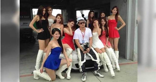 警方透露，邓超鸿报案时不见当年左拥右抱意气风发的模样，警察形容他「头髮杂乱，满脸憔悴」。（图／翻摄脸书）