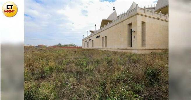 台中大安妈祖园区荒烟漫草，2017年竣工后从未启用。（图／马景平摄）