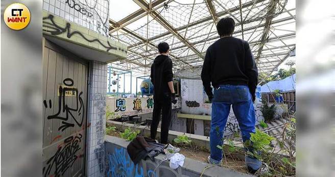 两名高中生从来没想过，有一天竟然可以在儿时到访的游乐园墙上涂鸦。（图／马景平摄）