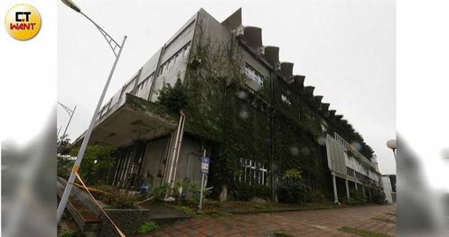 虽然世博台湾馆即将转型，但一旁的文创馆仍藤蔓环绕，工程会竟将整个世博台湾馆产创园区都列为「已经活化」。（图／姚瑞中提供）