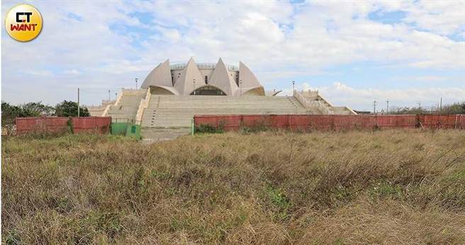 耗资6.5亿的大安妈祖园区耸立在台中市大安区海边，2017年竣工后苦无商家进驻，现在荒烟漫草，连当地里长都说只有「晚上会亮」这功能而已。（图／马景平摄）