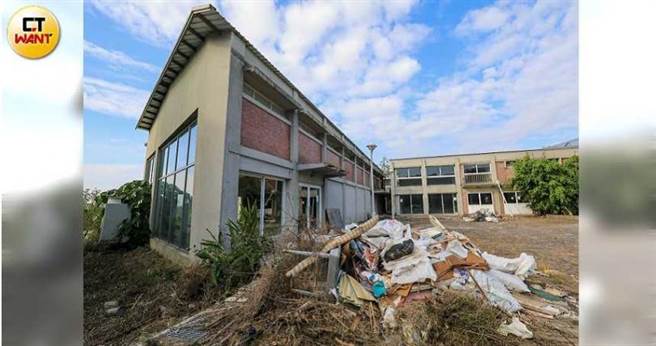 南投县地方产业交流中心广场上垃圾堆置，民眾丢弃杂物，更将锅碗瓢盆放在地方产业交流中心曝晒。（图／马景平摄）