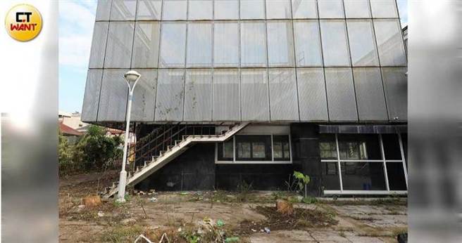 地方产业交流中心楼梯年久失修，随时可能倒塌。（图／马景平摄）